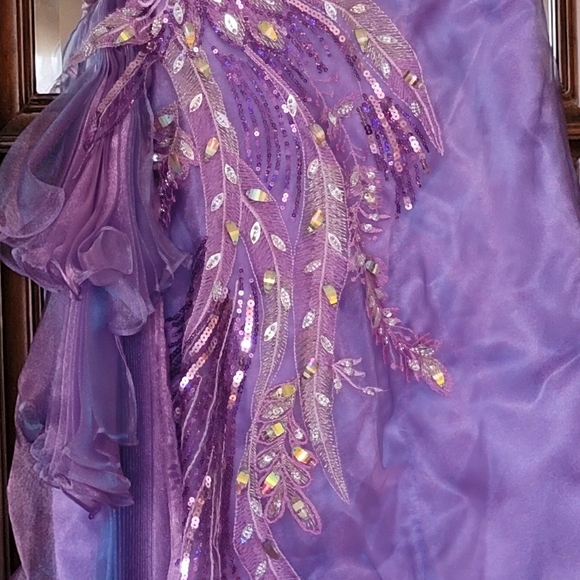 Classy and Fun Evening wear for the Sophisticated! - Picture 7 of 8